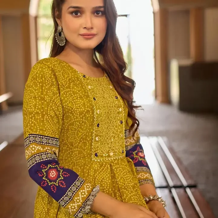 ARADHNA Women Paisley Printed Thread Work Anarkali Kurta, Green